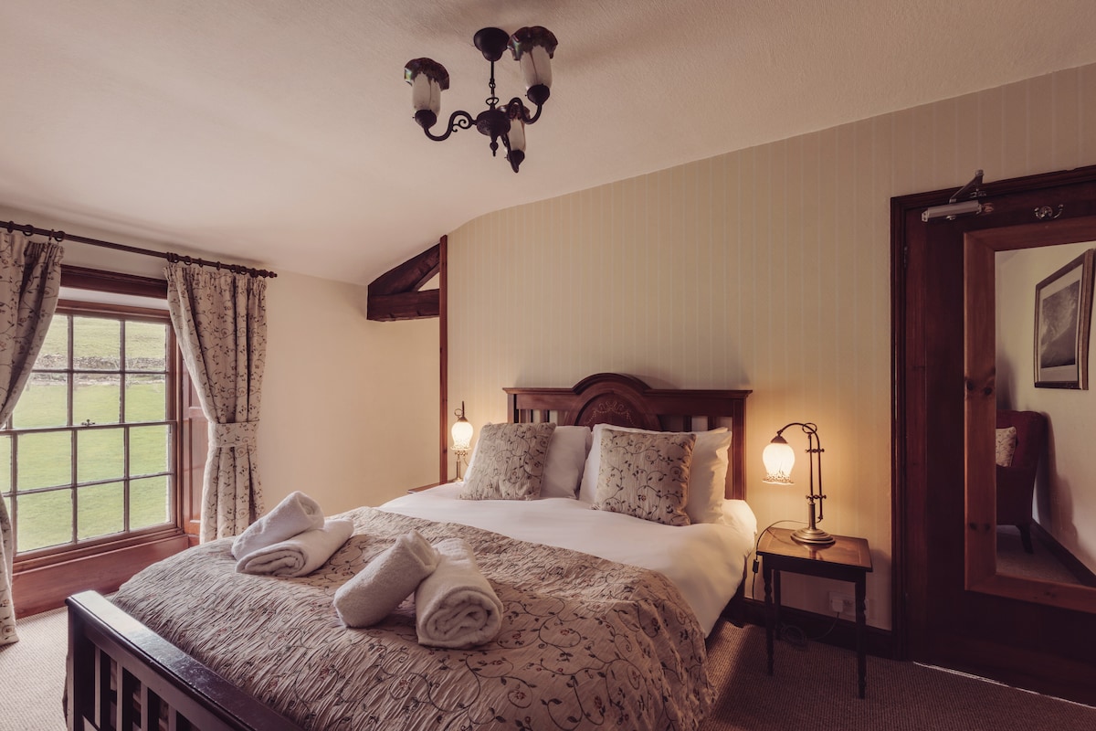 Family ensuite bedroom with a double bed and twin room adjoining