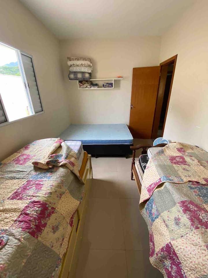 חדר 2 מיטה זוגית עם 2 מיטות יחיד