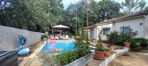 Cozy house with pool by the Gardon