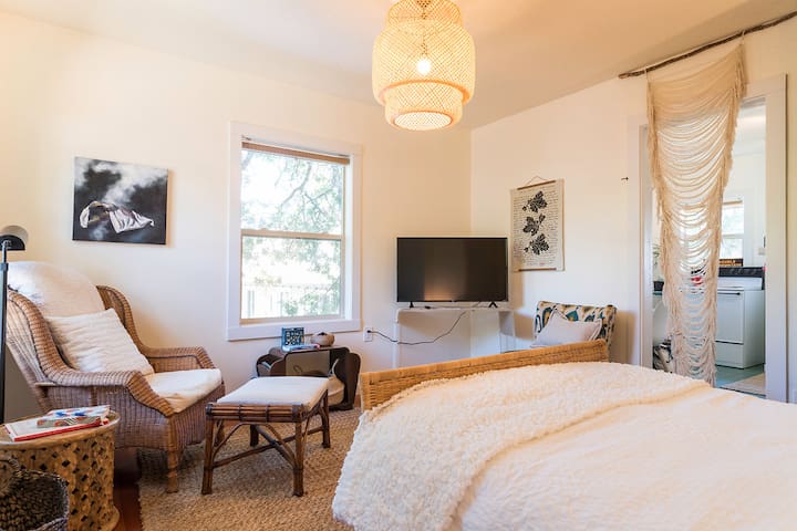 Downtown Cozy White Salmon Studio w/ Full Kitchen