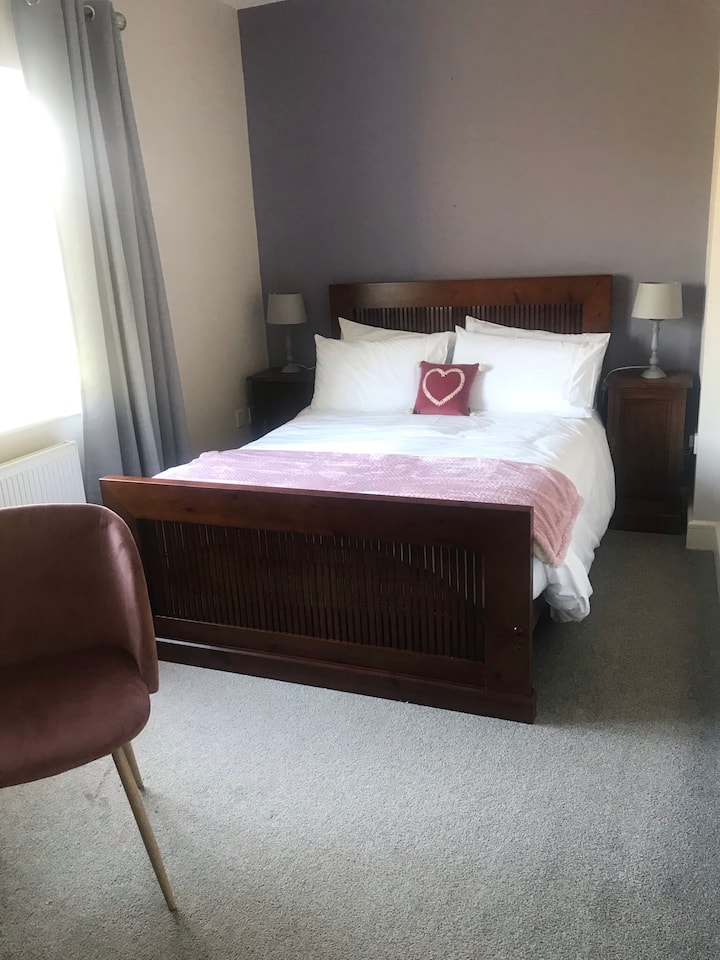 Main bedroom 
Ensuite Bathroom/
Power Shower . 