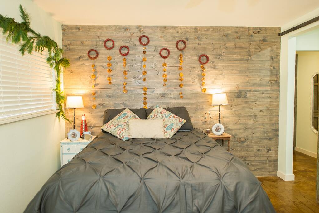 Master bedroom, Queen bed