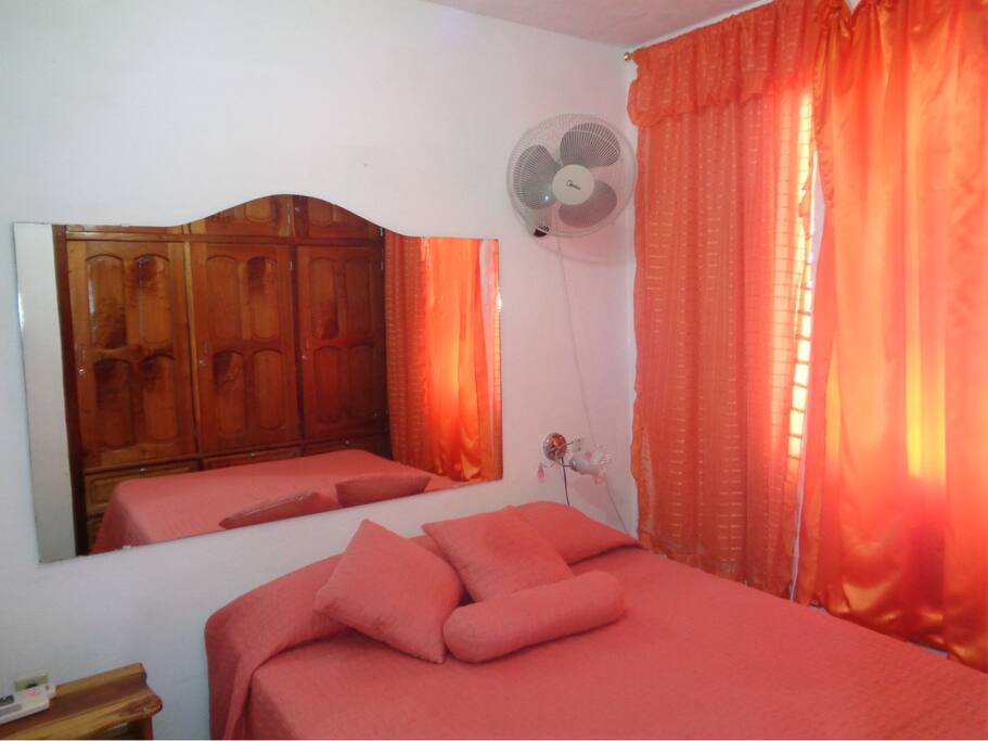 Room # 1 The suite invites you. La habitación # 1 El conjunto te invita.