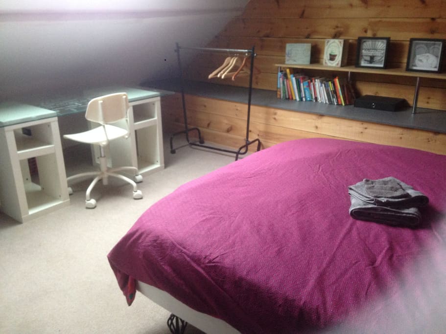 La chambre est dotée d'un bureau et si vous aimez la lecture, une petite bibliothèque est à votre disposition.