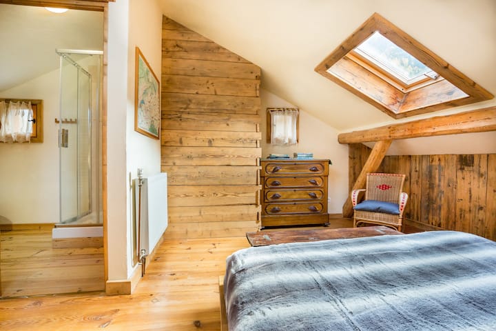 ห้องนอนคู่พร้อมห้องน้ำในตัว 