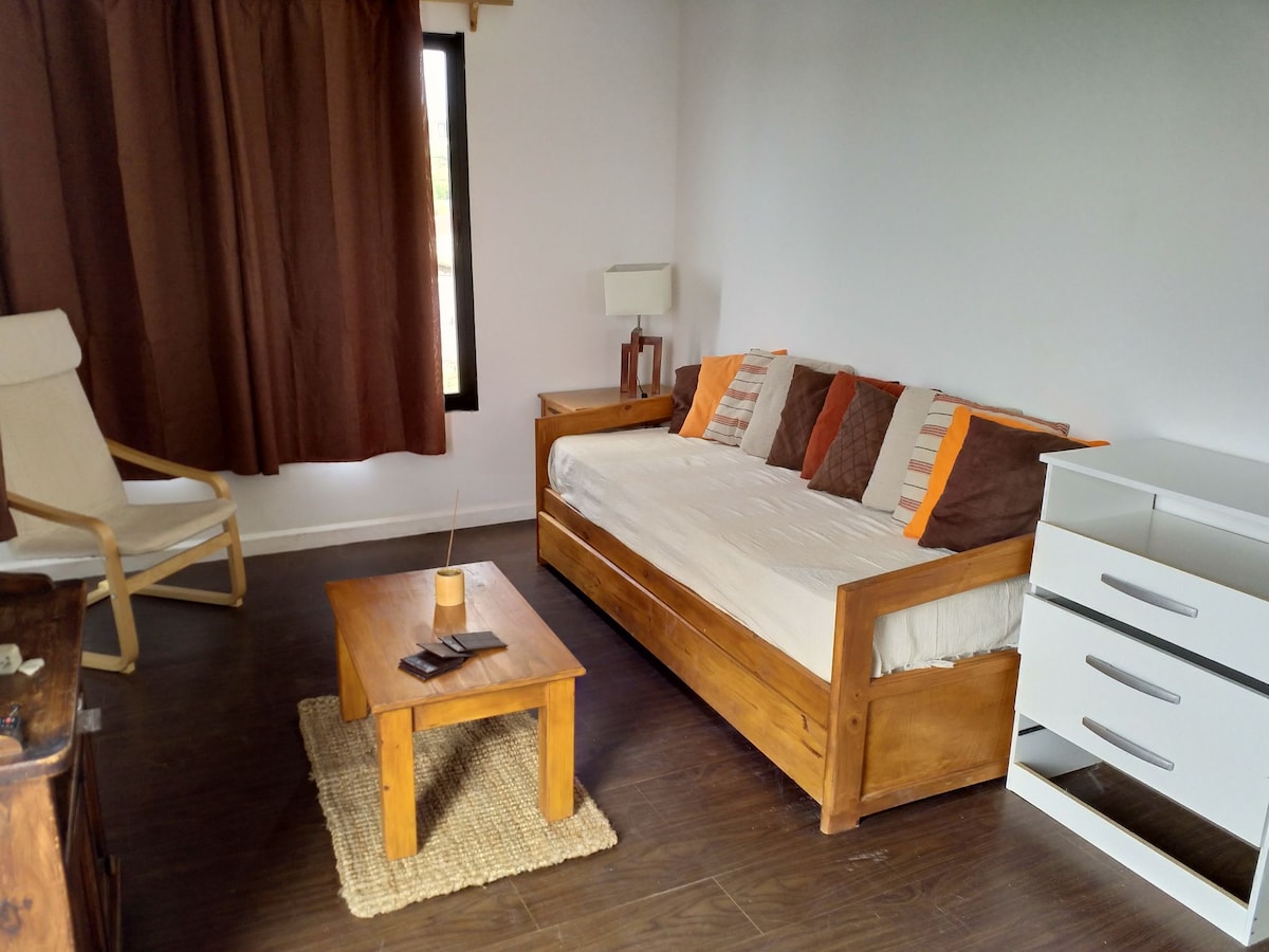 ห้องนั่งเล่นพร้อมห้องครัวและเตียงกะลาสีเรือ