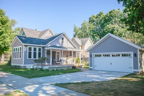 Beautiful Renovated home on Lake Mac & Kollen Park