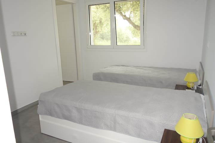 3rd bedroom with 2 separate beds (90x200) and en suite bathroom 