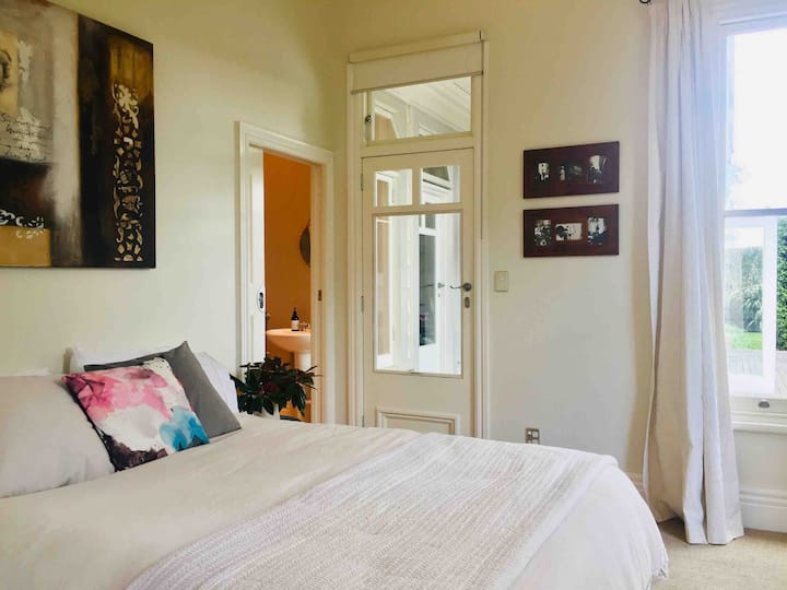 غرفة النوم 4 - سرير بحجم وسط وحمام داخلي وباب خارج السطح