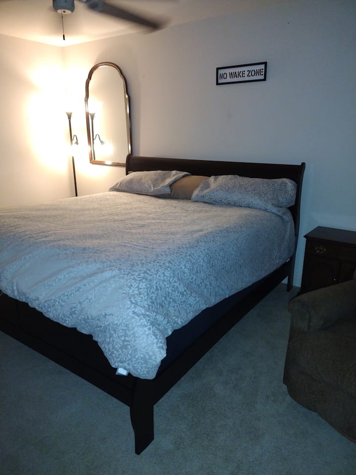 تشمل غرفة النوم الرئيسية حمامًا كاملاً وسريرًا جديدًا بحجم كينغ مع مرتبة جديدة وإطلالة جميلة على بحيرة جزيرة Buggs. 