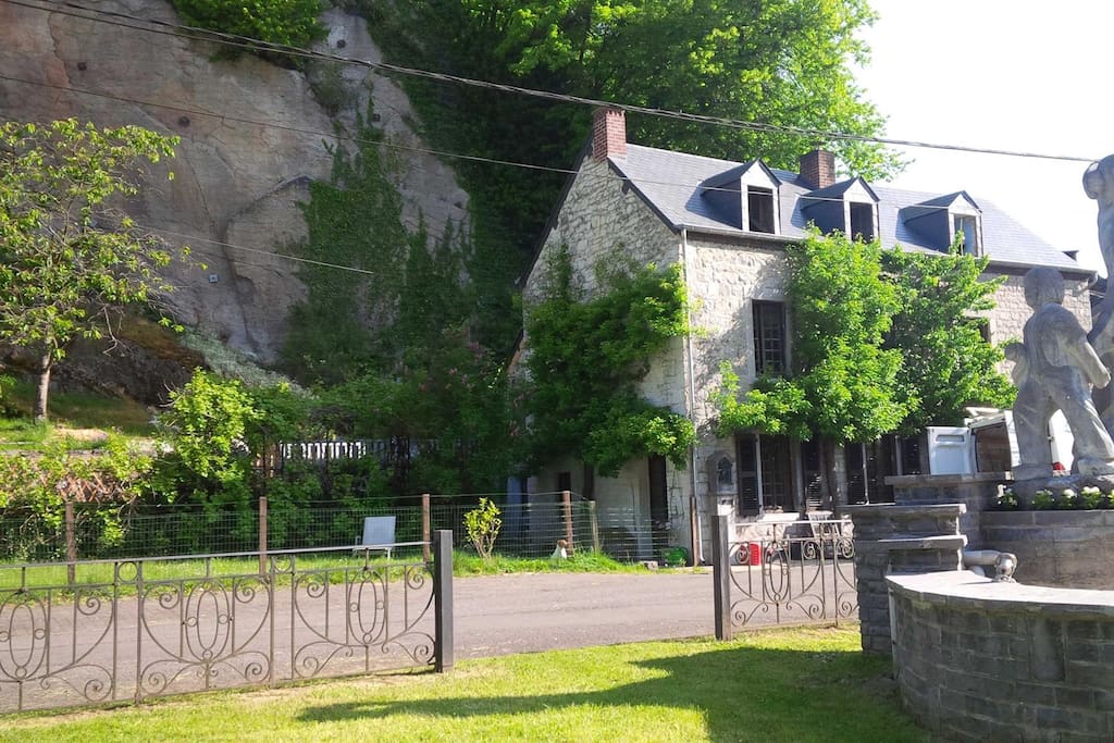 L'endroit est situé au cœur d'un petit quartier bucolique.