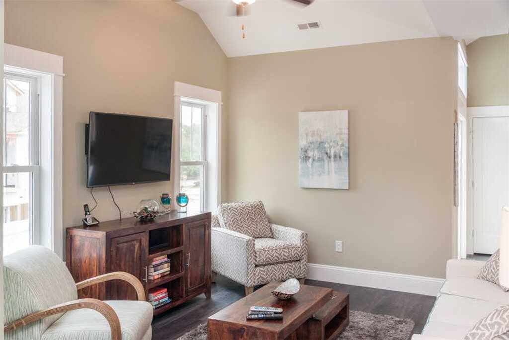 BV10B: Beacon Villas 10B | Mid Level Living Area