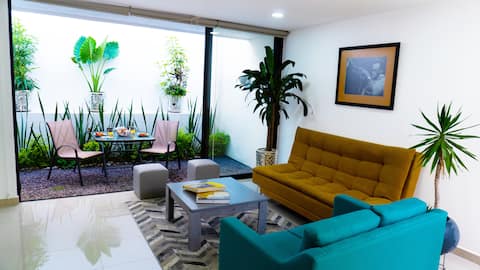 Furnished house in an excellent location. WE CHARGE