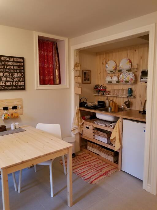 Mini frigidaire, micro-onde, mini four, ustensiles, vaisselles, grille-pain, cafetière, bodome, théière..