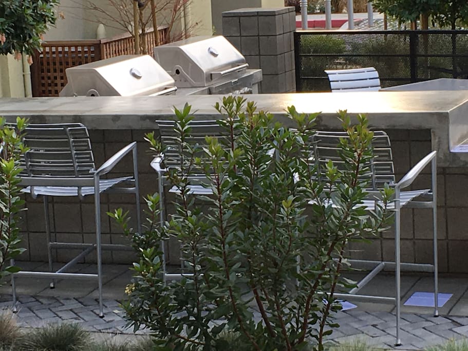 Barbecue place right outside the front door