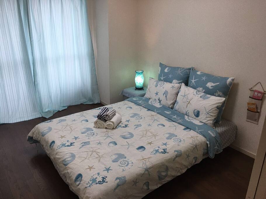 水蓝色的窗帘、白蓝色调的床上用品,就是我们想为来入住的您和家人创造安静和舒适的入住环境。