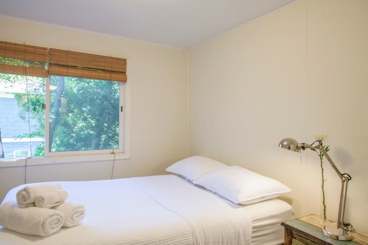 غرفة النوم الثانية في الطابق العلوي مع مرتبة كاملة وإطلالة على البحيرة عند الاستيقاظ. 