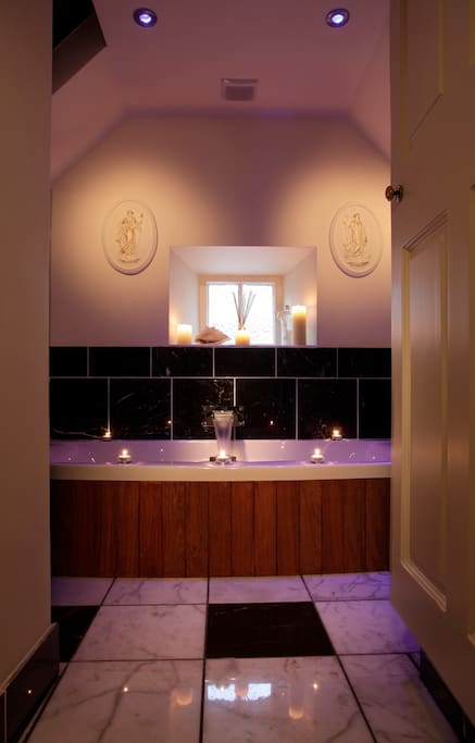 The Pear Tree Room's en suite Jacuzzi