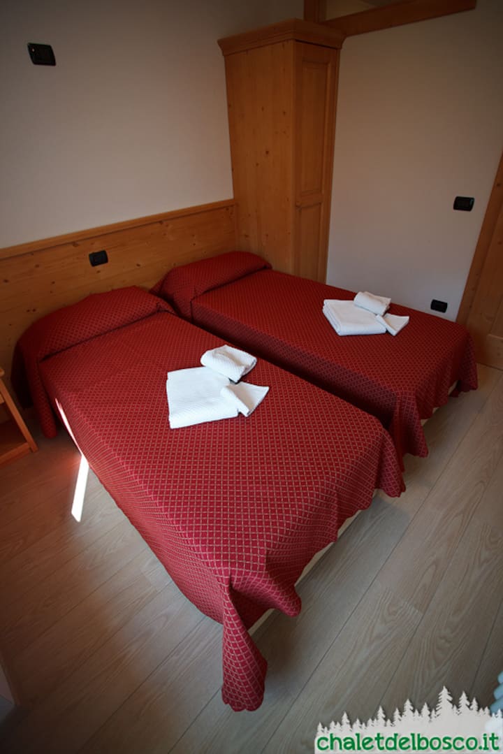 Dvojlôžková izba s manželskou poste
