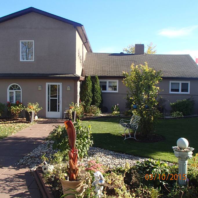 Our beautiful home as you enter the house. River is opposite side.