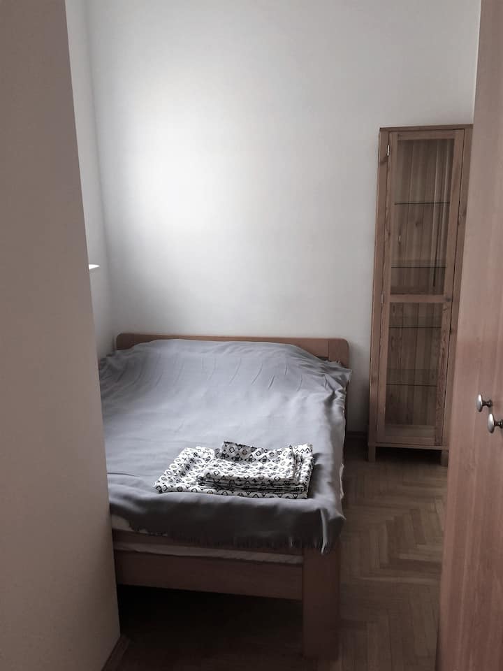 spálňa s posteľou pre 2 osoby 
DÔLEŽITÉ VYLÚČENIE ZODPOVEDNOSTI: 
Povrch na spanie je 180 cm (dĺžka) x 145 cm (šírka)