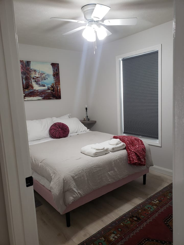 Second bedroom with queen bed