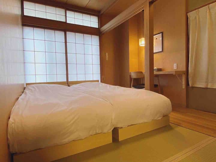 寝室1 so zatemňovacími závesmi