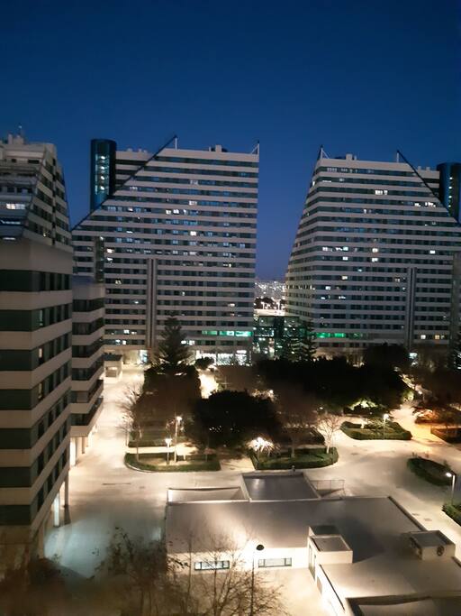 Vistas nocturnas desde ventana de la habitacion.
