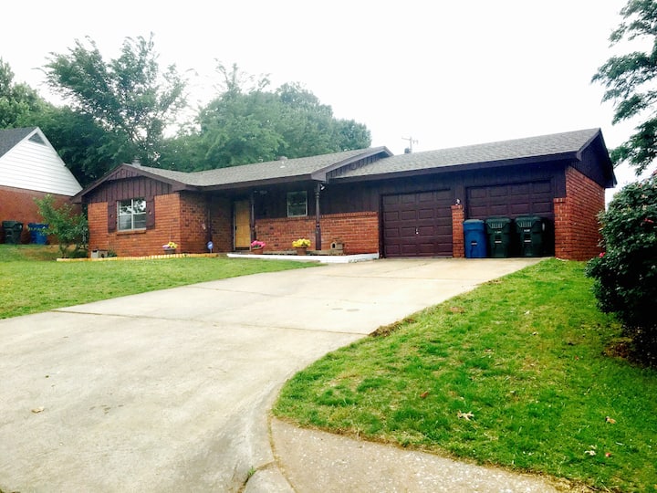 Cozy, Pet Friendly, 1960's Home Near Tinker/Downtn