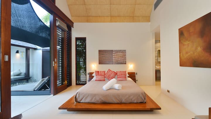 Sundaram at Amalè

A 3-izbová luxusná vila Niramaya v Port Douglas

Plne samostatný s vlastným bazénom

Hlavná spálňa s vlastnou kúpeľňou