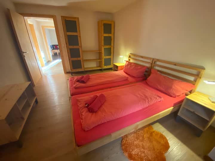 Schlafzimmer Richtung Vorraum Wohnraum und Badezimmer