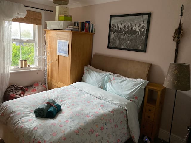 Private Double Bedroom, close to Town Centre