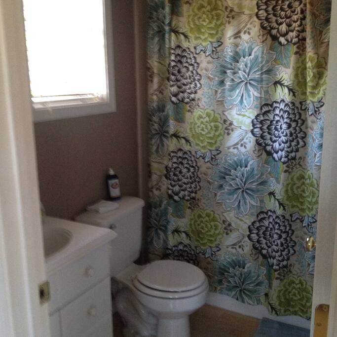 1 bathroom with shower/tub