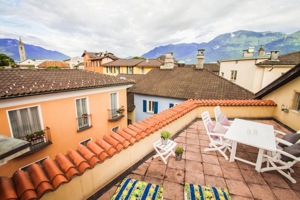Dachterrasse mit Tisch und Liegestühlen