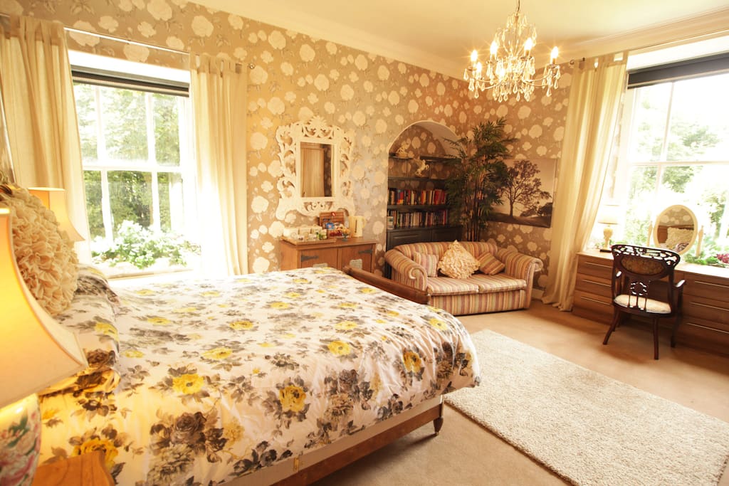 Luxurious kingsize bedroom with adjoining bathroom