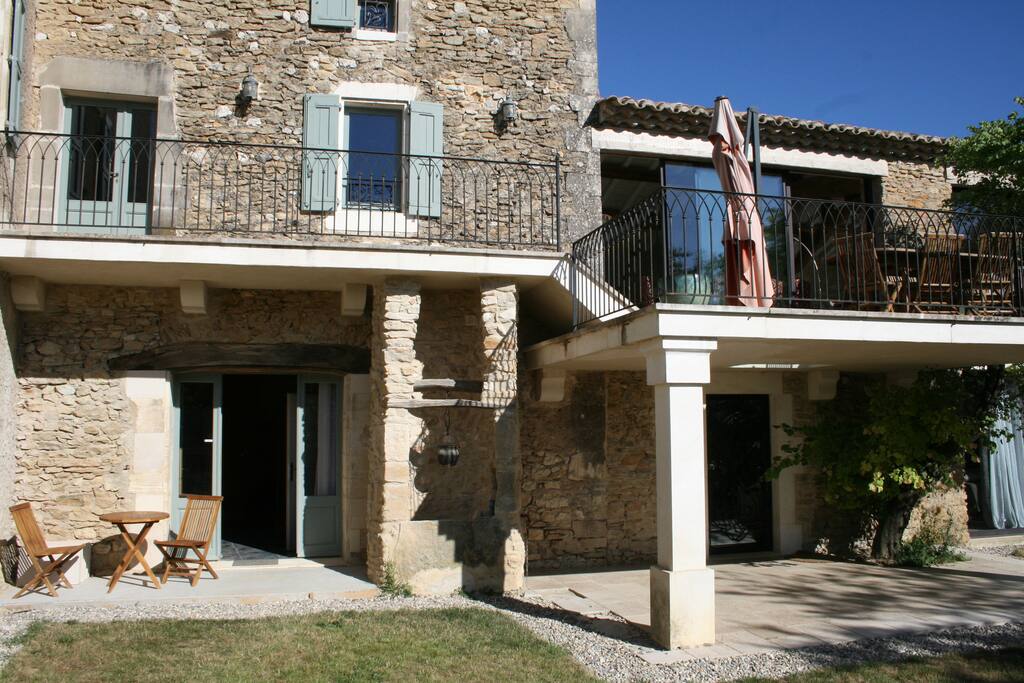 Entrée chambre avec table et chaises, terrasse