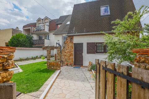 Family home 10 min from Paris