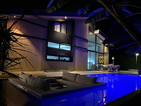 It is villa izmir cesme hot swimingpool,jacuzi,gym