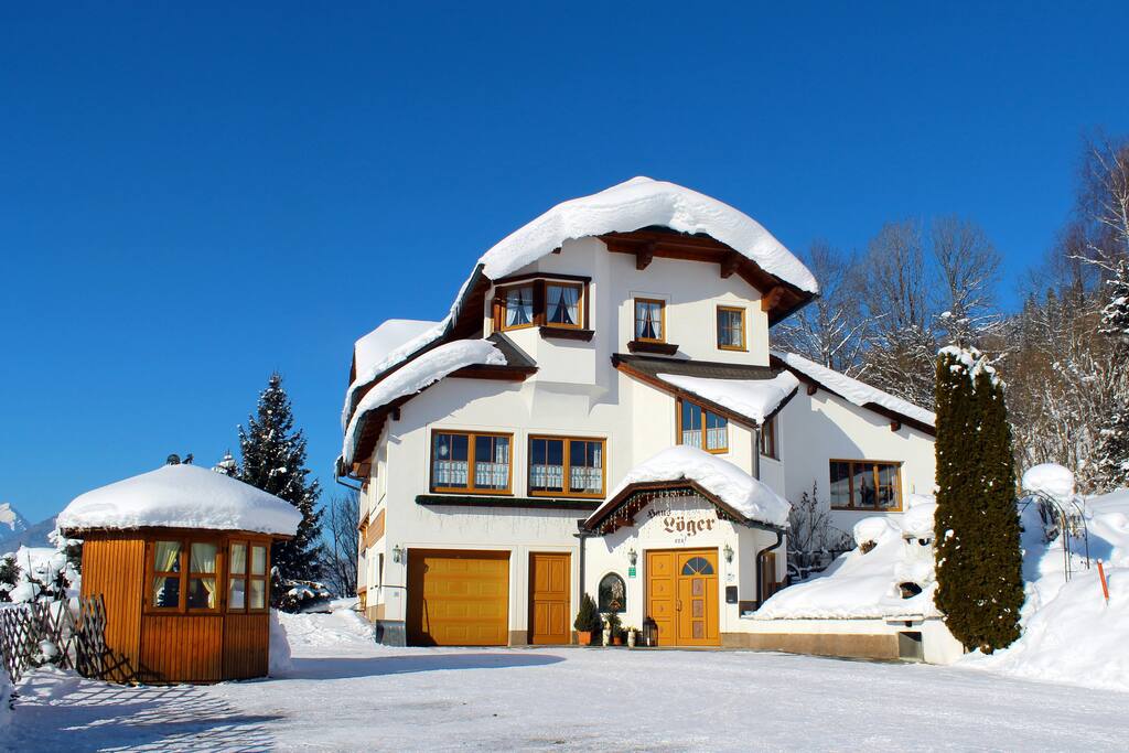 Parkplatz, Eingang und Pavillion - Haus Löger - Windischgarsten