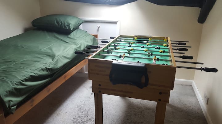 Habitación del ático dos. Cama individual y futbolín