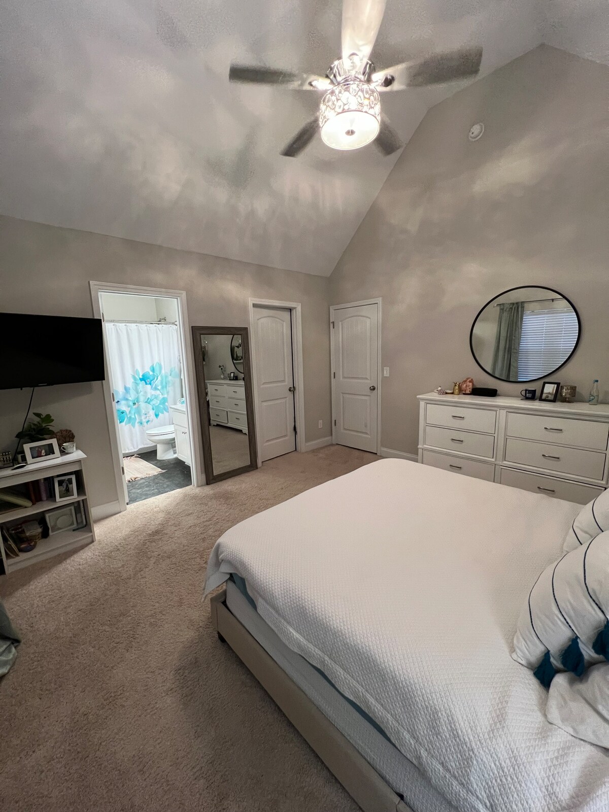 غرفة ضيوف في الطابق العلوي مع حمام داخلي