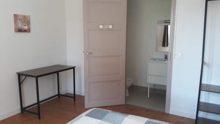 配备160张床的卧室和独立卫生间 