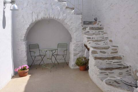 AMORGOS-CHORA, elegant charming traditional house
