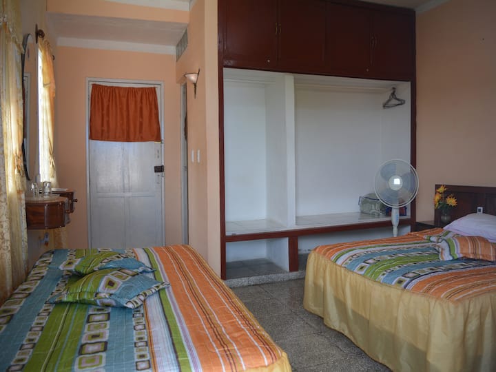 widok na taras w pokoju wejściowym, drzwi wejściowe, prywatne drzwi łazienkowe, łóżko osobiste i łóżko podwójne, schowek na bagaż, komoda z lustrem, okna wewnętrzne