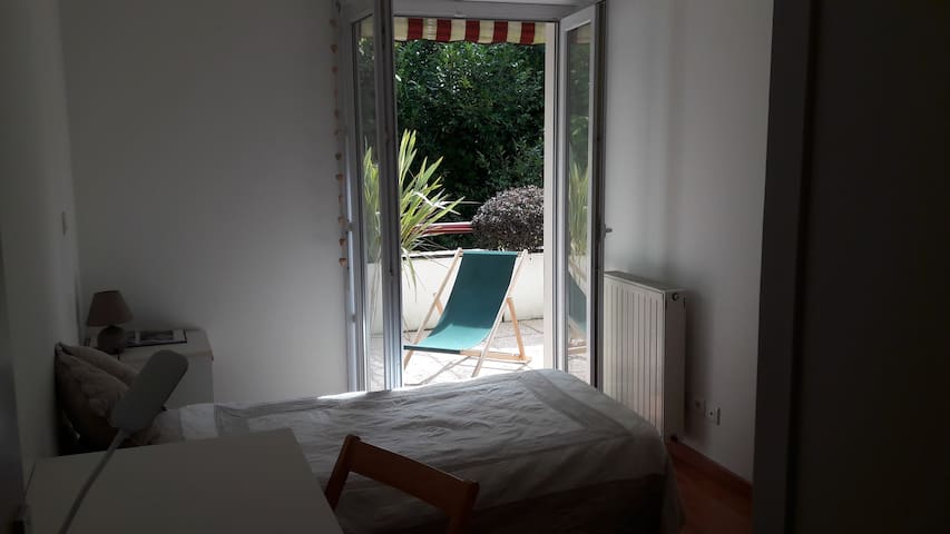 chambre sur terrasse  parking privé très bon lit