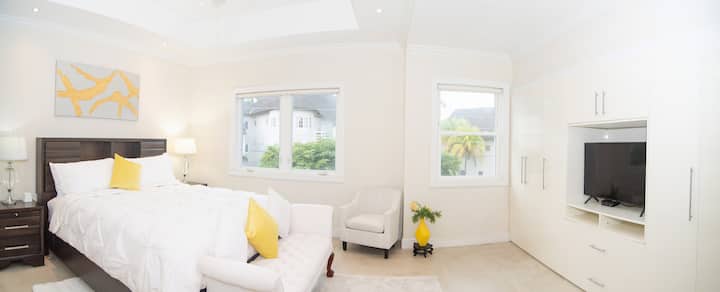 主卧配备43英寸三星级4K超高清2160P LED智能电视，可免费观看Netflix。 