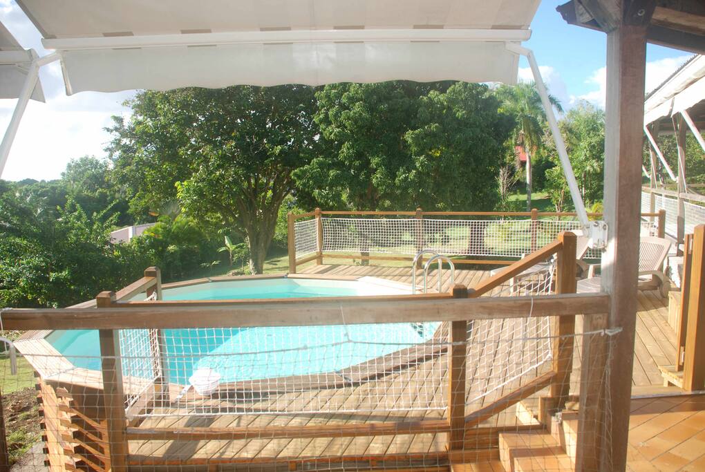 Nouveau. La piscine (5m de diamètre profondeur 1,5m) et son deck.