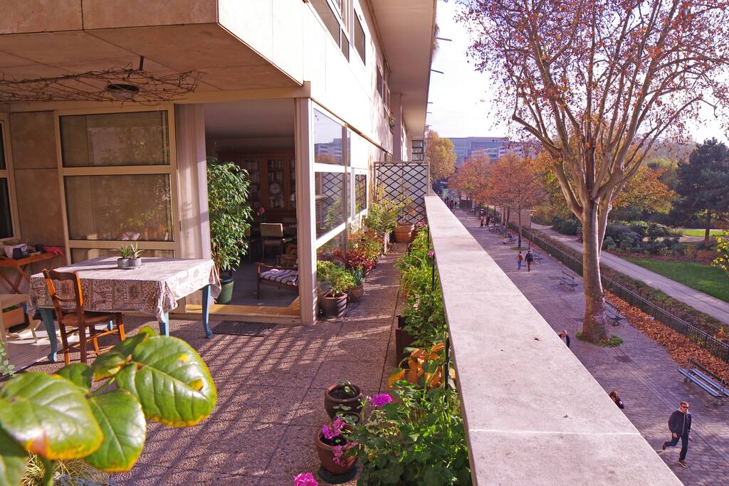 Terrasse de 40 m² verdoyante et fleurie donnant sur la rue piétonne. Avec table à rallonges pour les repas.....EN. 40m² terrace well planted, on a pedestrian street. There are a table and chairs, in order to take the meals outside.