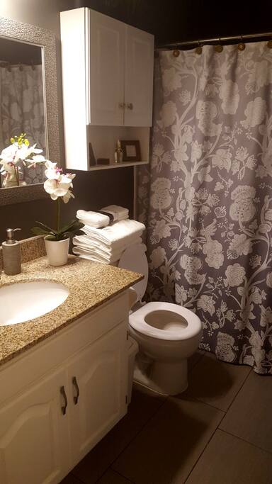 Private, clean full bathroom. With new towels and washcloths provided.