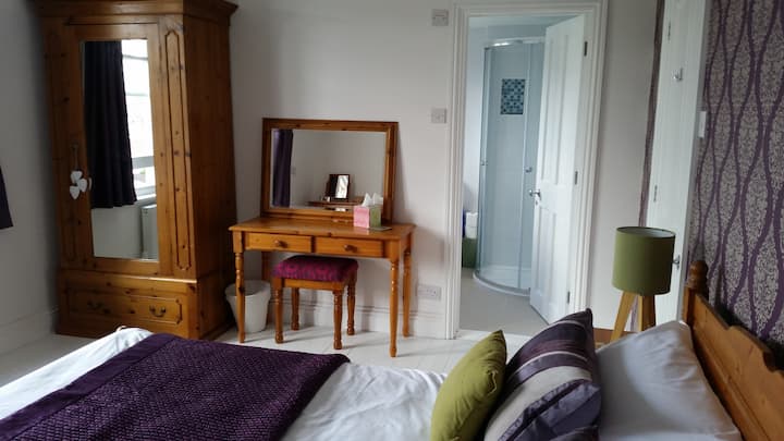 ชั้นบน: ห้องนอนใหญ่พร้อมเตียงคิงไซส์และห้องน้ำในตัว